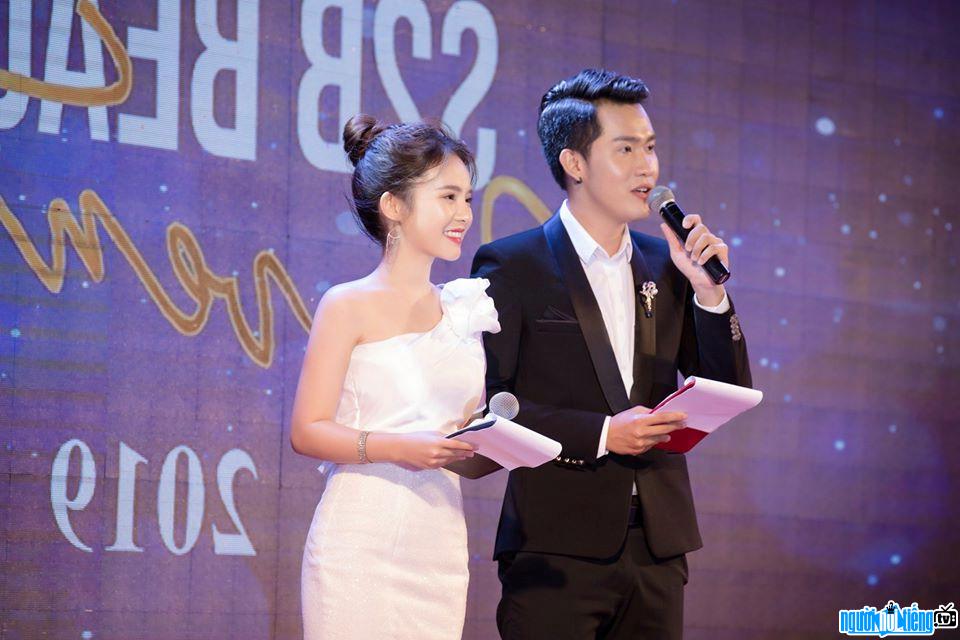 Minh Tân cùng nữ MC xinh đẹp Kim Quý dẫn chương trình