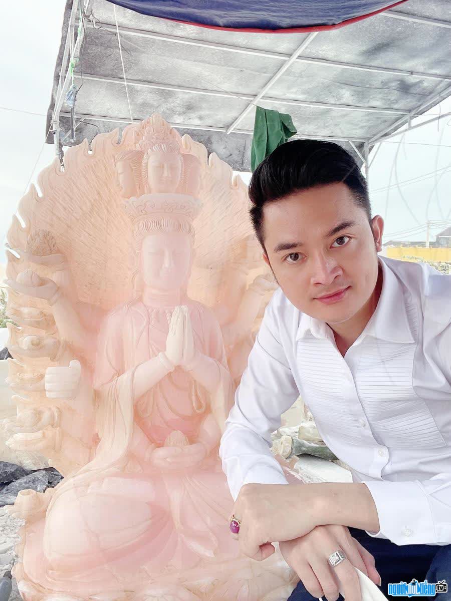 Diễn viên Hoàng Gia Cường với niềm đam mê điêu khắc Tượng Phật Ngọc.
