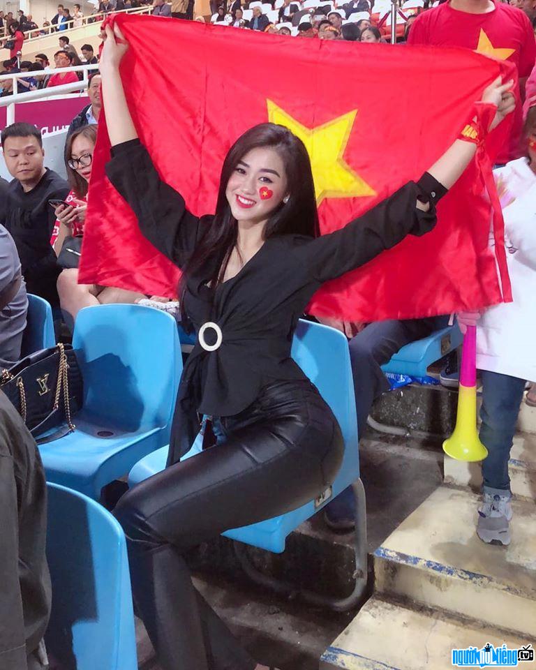 MC Ngọc Mai nhiệt tình cổ vũ bóng đá