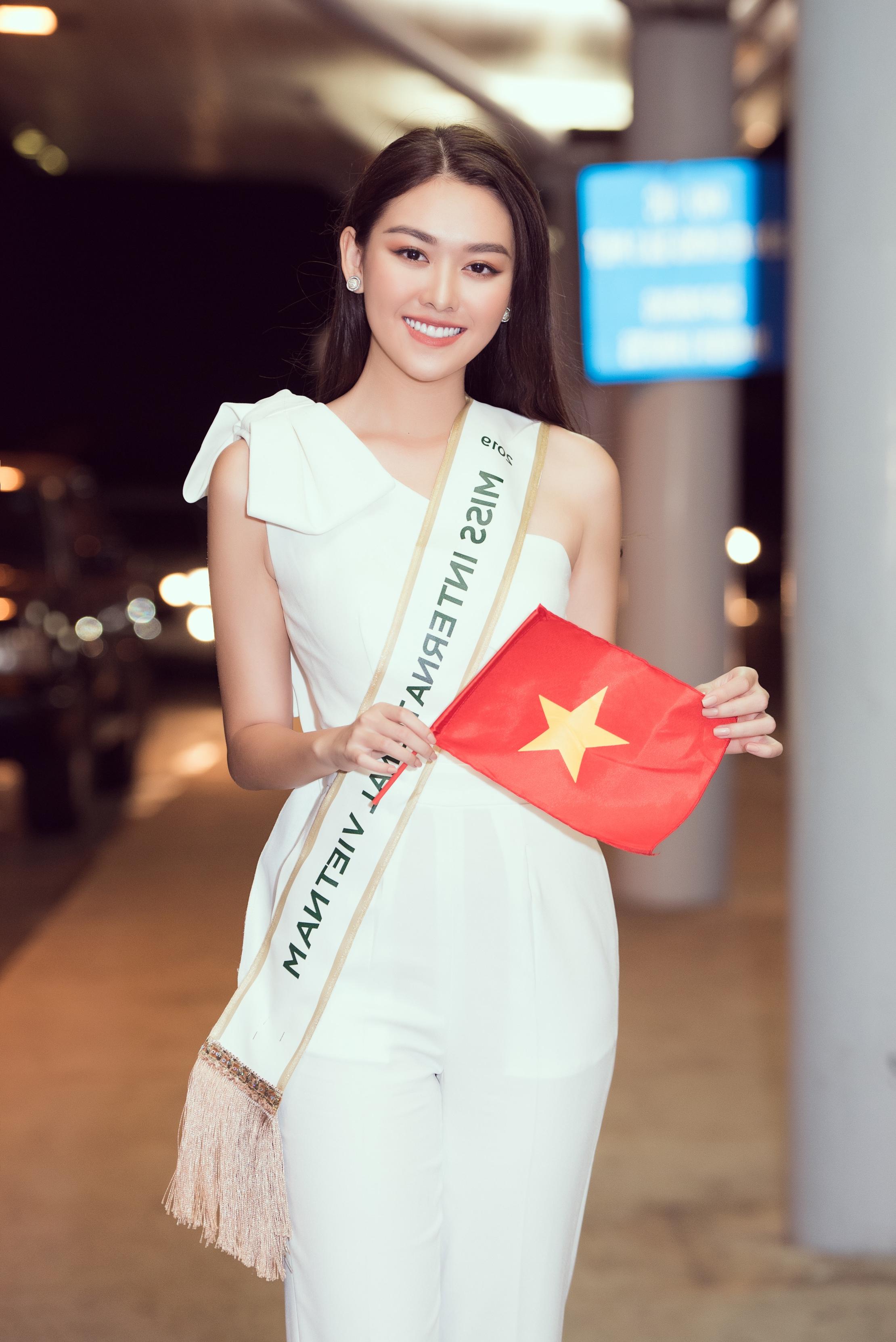 Hình ảnh á hậu Tường San tại sân bay Tân Sơn Nhất trước giờ sang Nhật thi Miss International 2019
