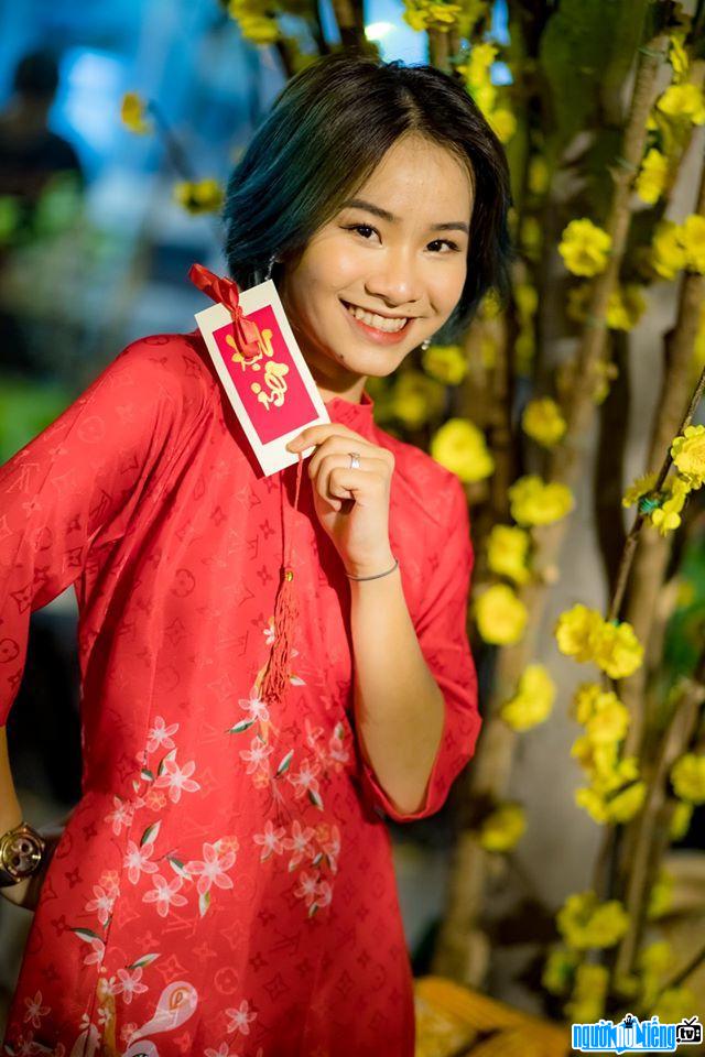 Hình ảnh ca sĩ Việt Thi - thành viên nhóm nhạc P336
