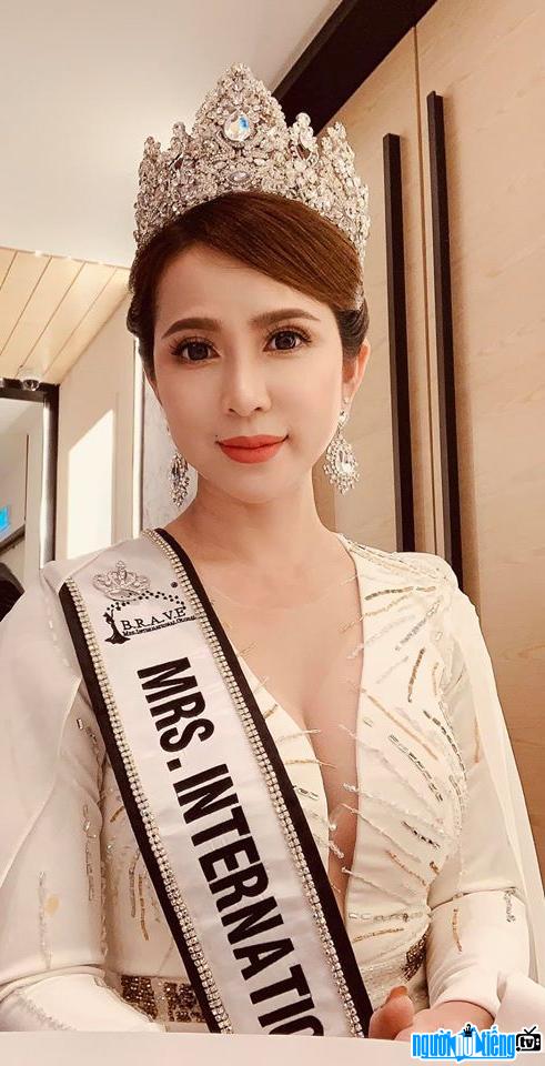 Diễn viên Hoàng Ny đăng quang Mrs International Global 2018
