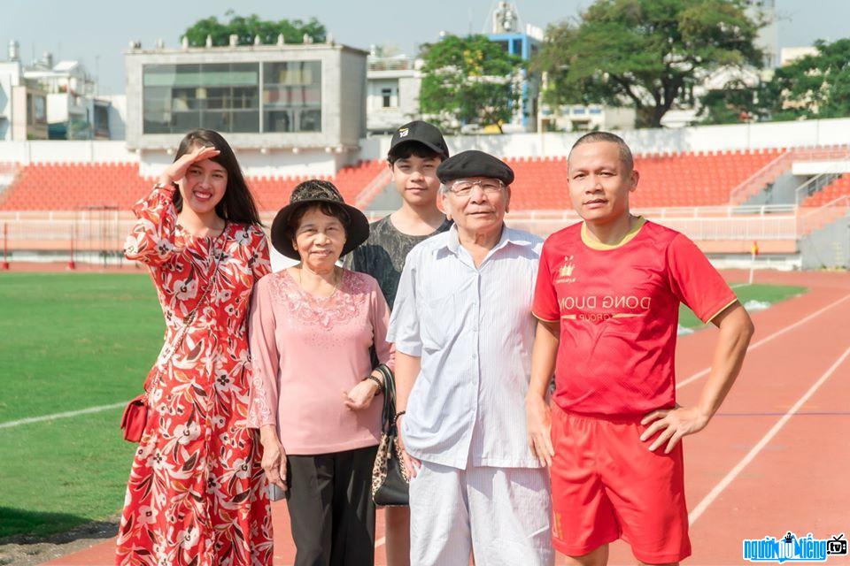 Hình ảnh CEO Lê Trường Mạnh cùng với gia đình mình