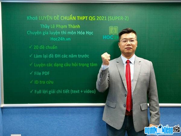 Giáo viên Lê Phạm Thành truyền ngọn lửa đam mê công thức Hoá học