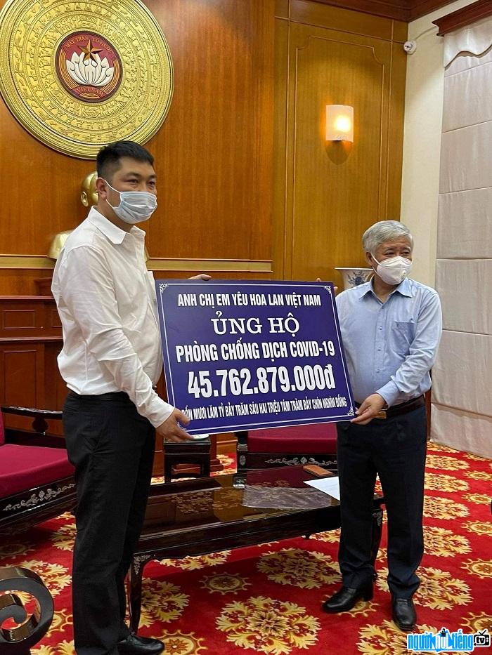 Doanh nhân Dũng Trang trao 45 tỷ ủng hộ phòng chống dịch Covid-19