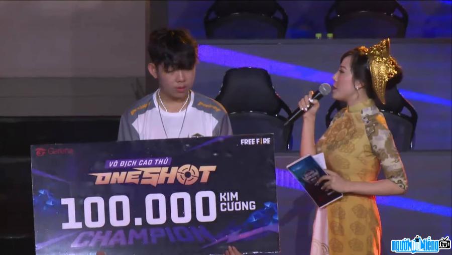 Hình ảnh streamer Lê Bình Gaming giành giải oneshot tại Huế