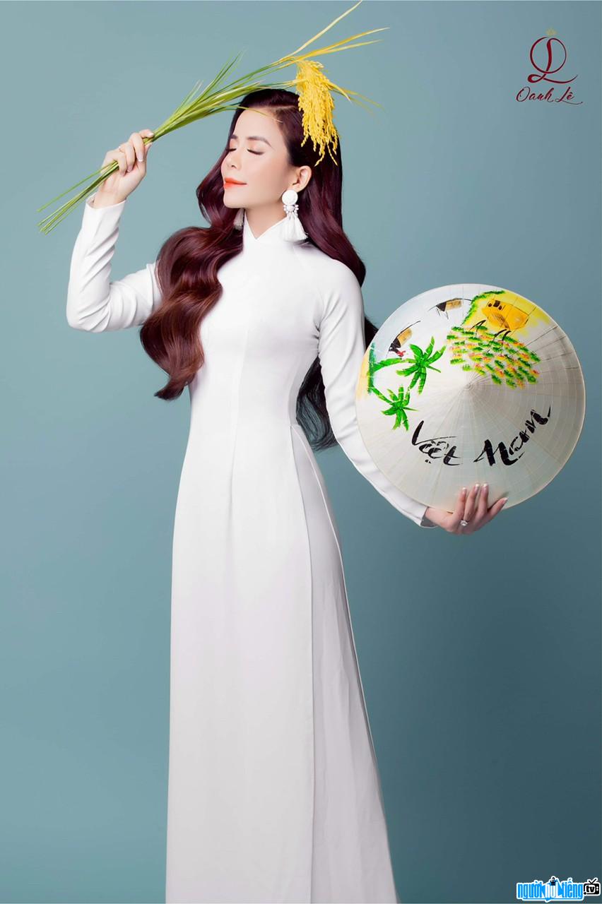 Hoa hậu Oanh Lê duyên dáng với áo dài truyền thống