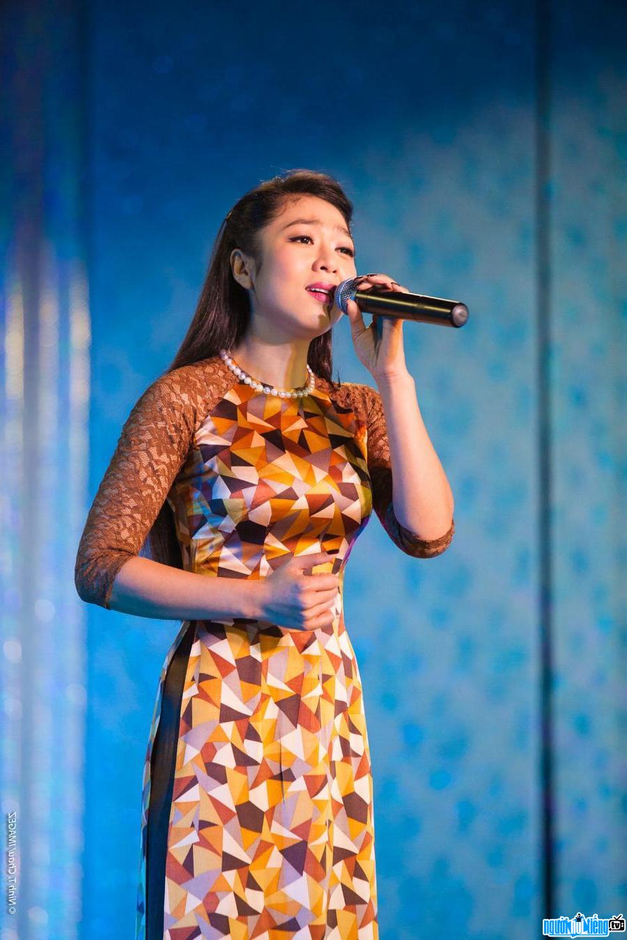 Hình ảnh ca sĩ Hà Thanh Xuân đang biểu diễn trên sân khấu
