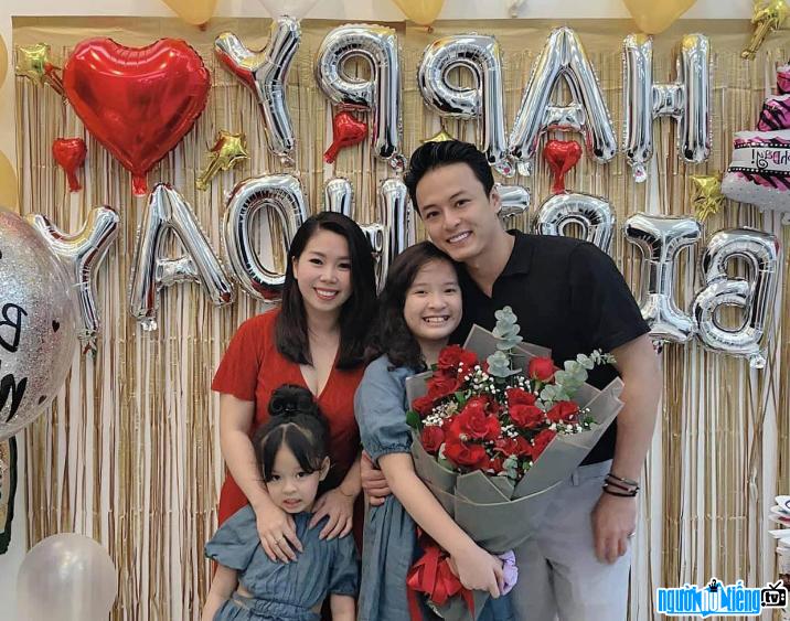 Nguyễn Anh Đào và nam diễn viên Hồng Đăng cùng hai cô con gái xinh xắn