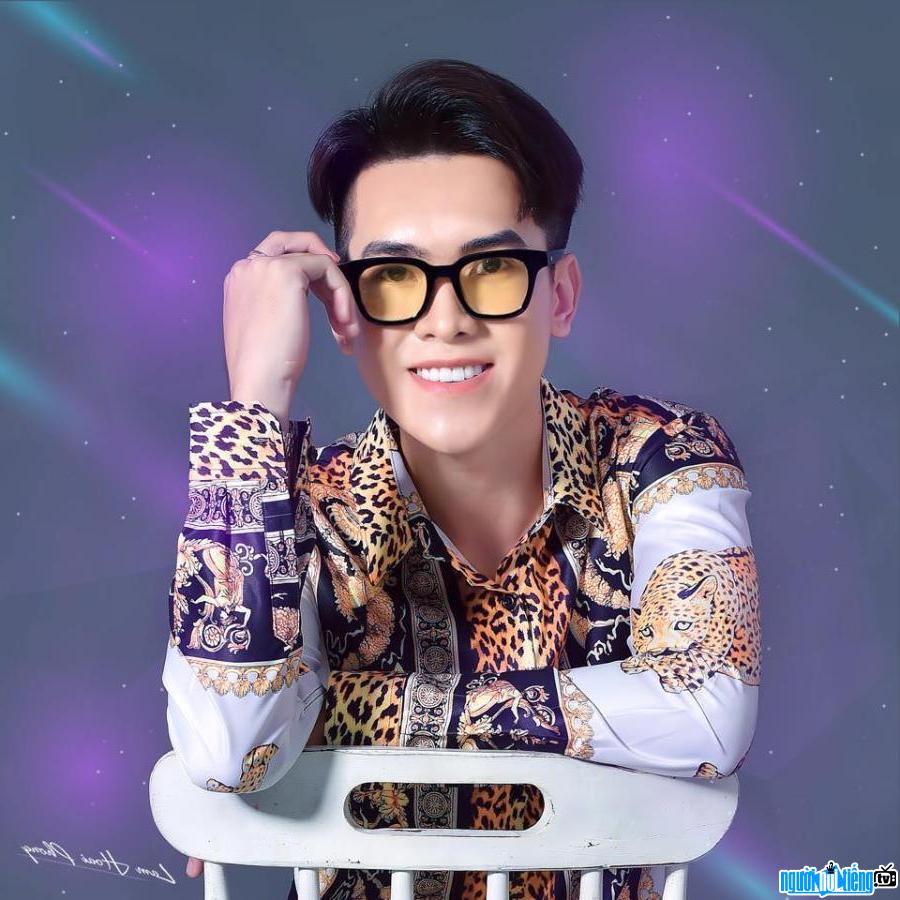 Hình ảnh chàng ca sĩ Lâm Hoài Phong với giọng hát ngọt ngào