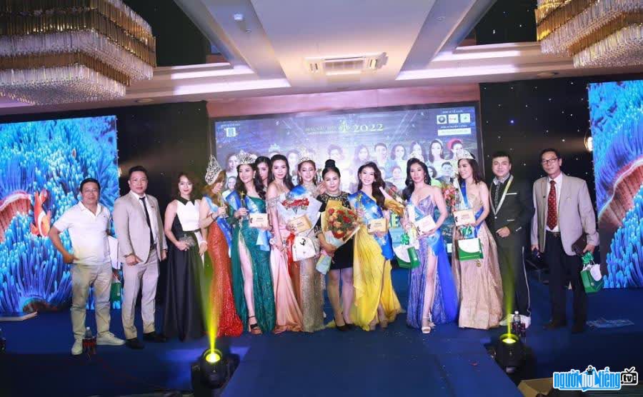 Doanh nhân Phạm Ngọc Hoàng cùng dàn người đẹp tham gia cuộc thi Hoa hậu