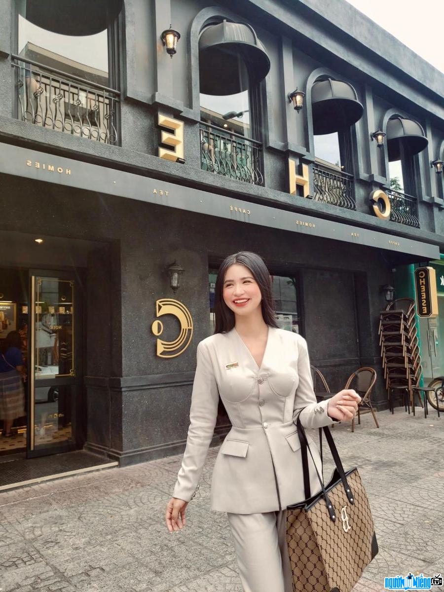 Hình ảnh biên tập viên Mạc Kim Thắng xuống phố với gu thời trang sành điệu