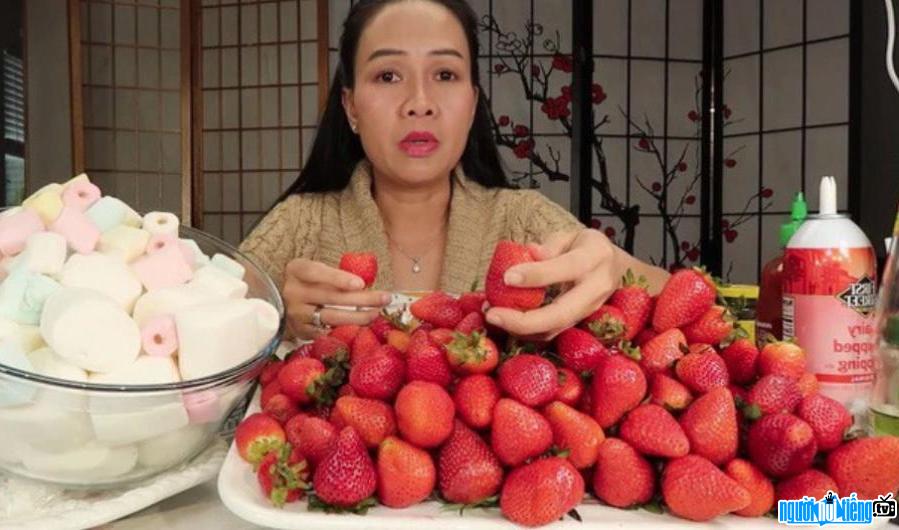 Youtuber Vinh Nguyễn Thị nổi tiếng với những video về ẩm thực