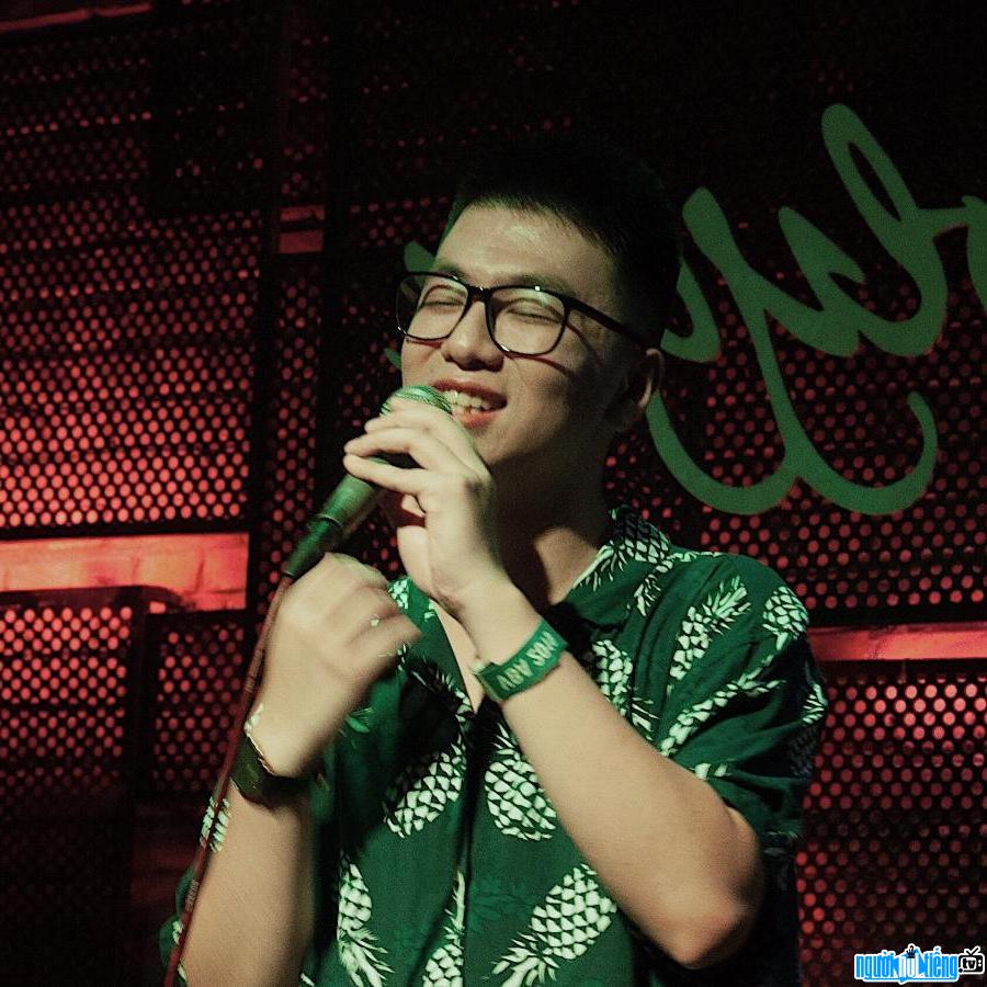 Hình ảnh ca sĩ Nam Kun trên sân khấu