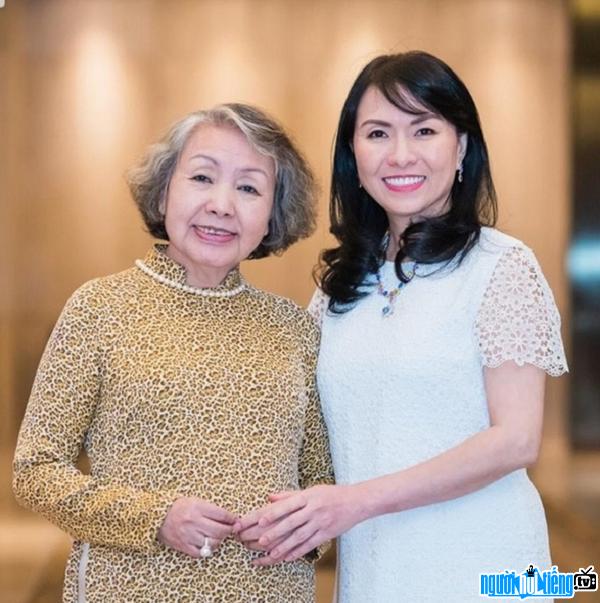 Hình ảnh bà Nguyễn Thị Sơn cùng con gái Hồng Vân