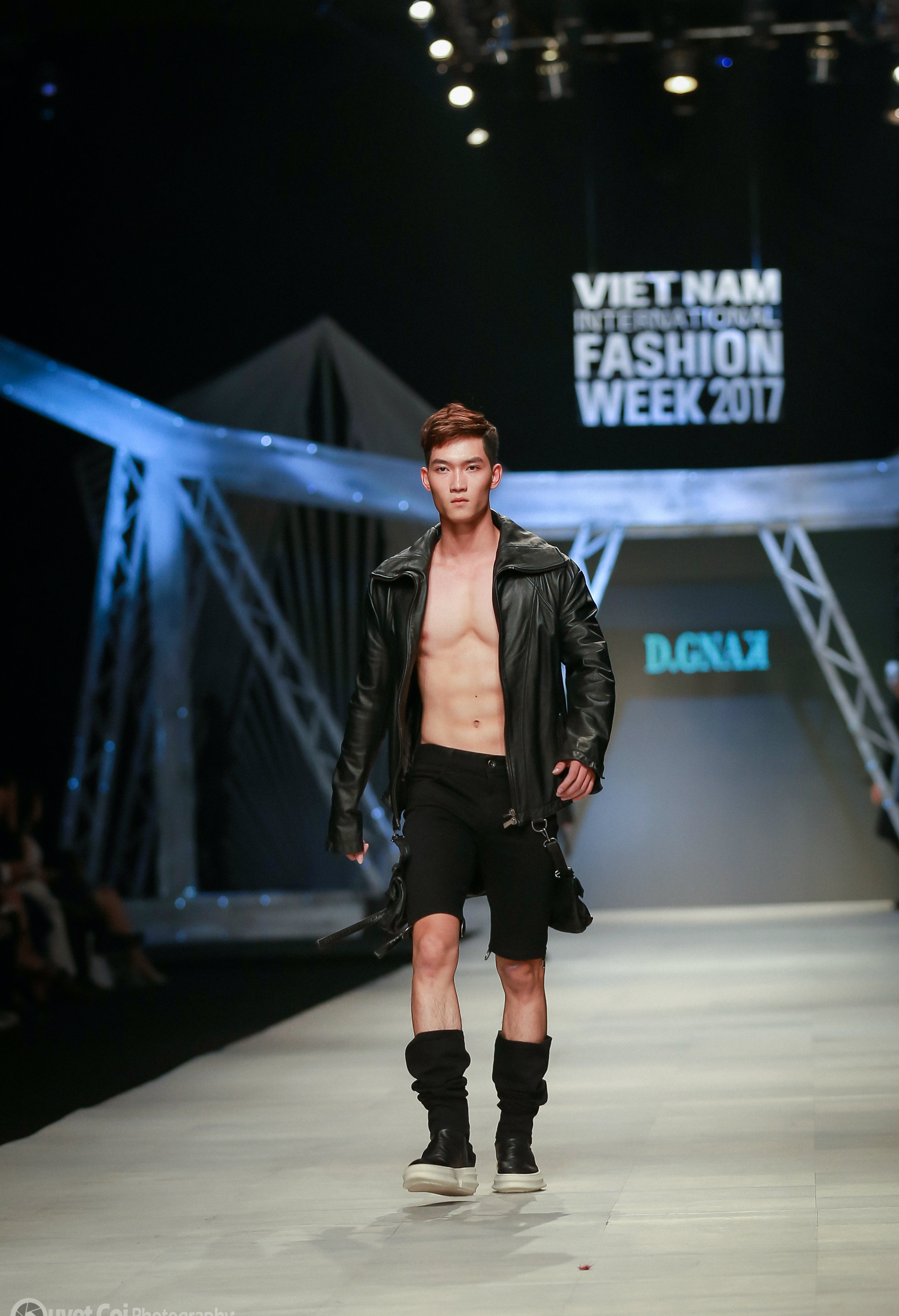 Anh tú trên sàn diễn Vietnam International Fashion Week 2017