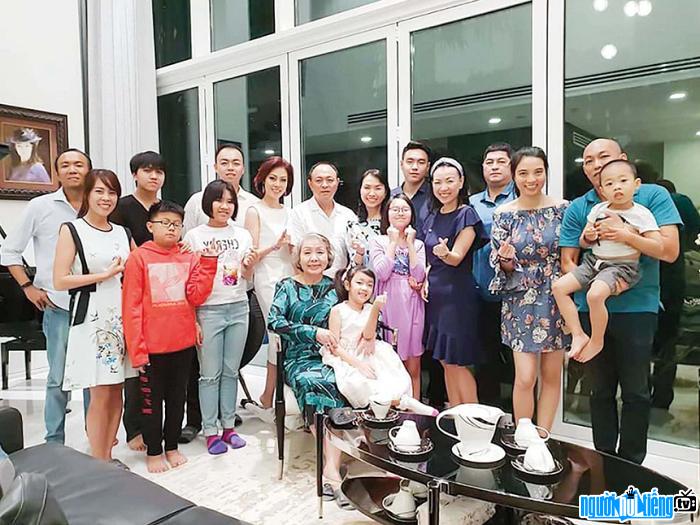 Hình ảnh đại gia đình của bà Nguyễn Thị Sơn