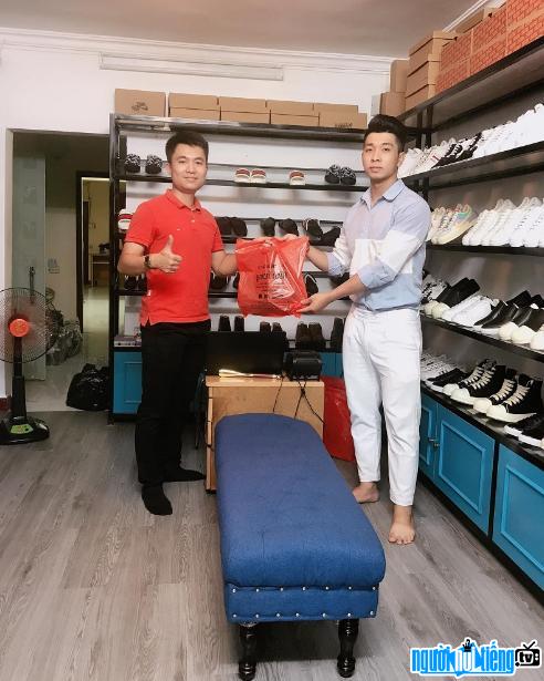 Thầy giáo Anh Bùi hiện đang là chủ một của hàng giày thể thao ở Hà Nội
