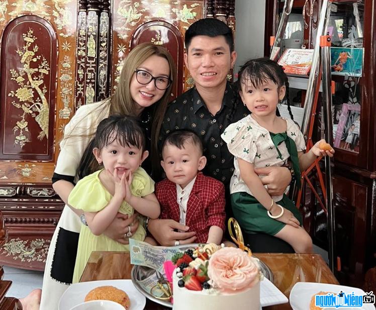 Hình ảnh CEO Nguyễn Tiên bên gia đình nhỏ