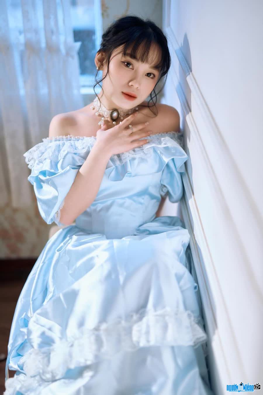 Streamer FiFa Online Ryy xinh đẹp với váy màu xanh