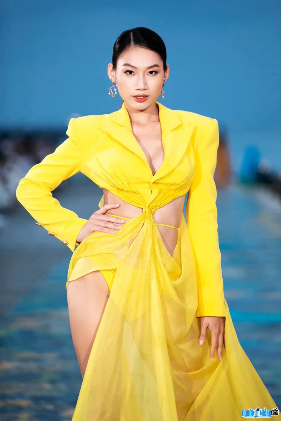 Hình ảnh người mẫu Đỗ Trịnh Quỳnh Như tự tin catwalk trên sàn diễn