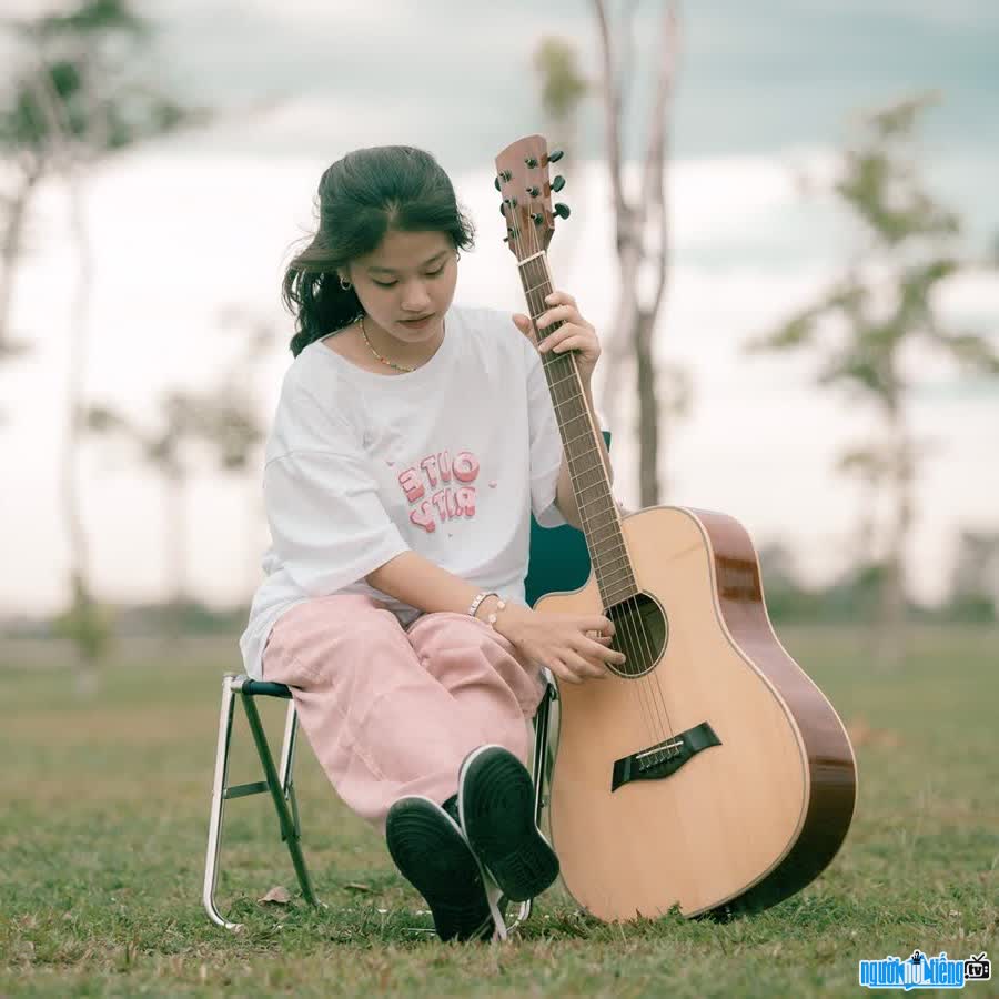Hình ảnh hiện tượng mạng Nguyễn Thị Thảo Cover và cây đàn ghi ta