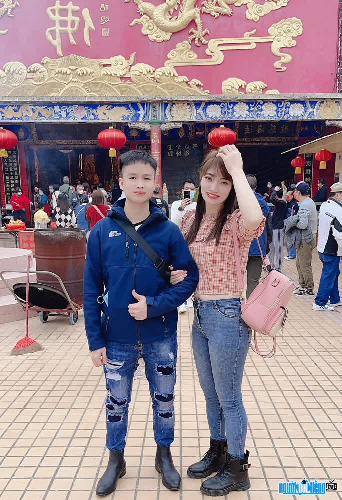 Nguyễn Minh Thuyết chụp hình cùng bạn gái