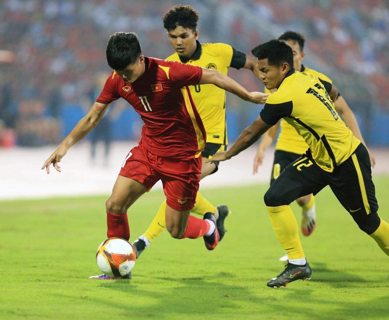 Hình ảnh Cầu thủ Nguyễn Văn Tùng thi đấu hết mình trên sân cỏ