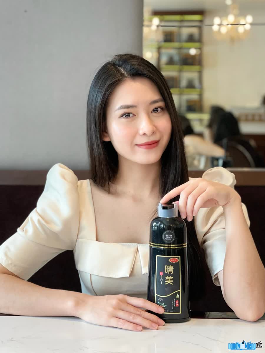 Hình ảnh MC Cấn Hồng Anh làm người mẫu quảng cáo cho nhãn hàng sản phẩm