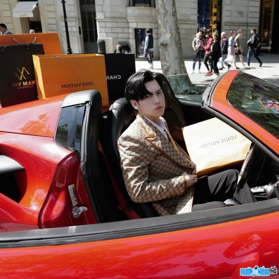 Hình ảnh hot boy Vũ Hải Nam check in trên xe hơi Ferrari 488 Spider
