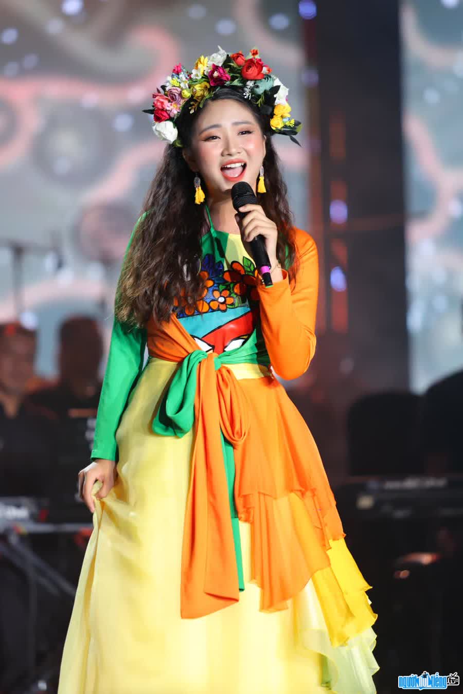 Hình ảnh ca sĩ Mai Thu Hương hóa thành Xúy Vân giả dại trên sân khấu Sao Mai 2022