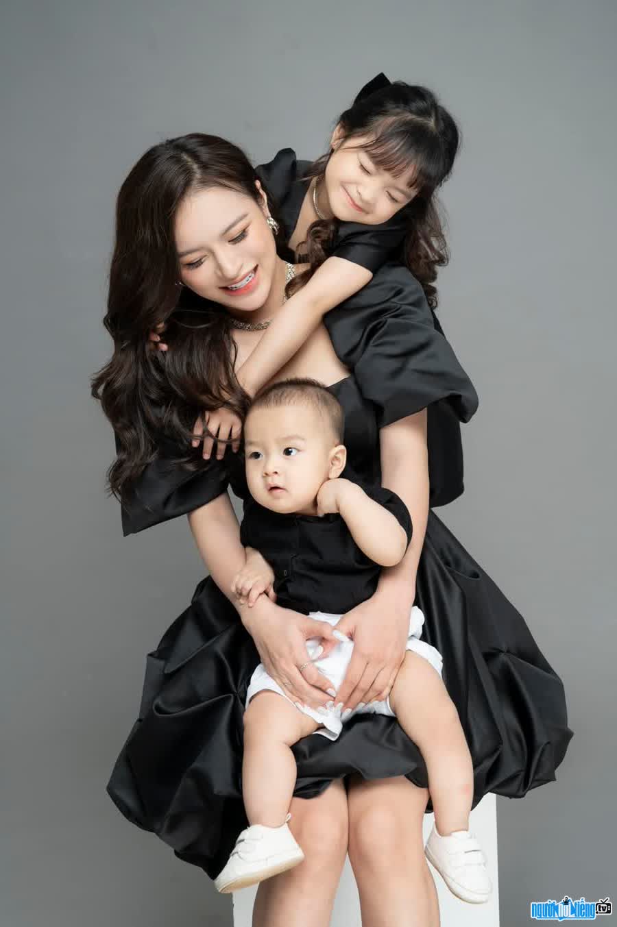 Hình ảnh diễn viên Ngọc Anh Berry hạnh phúc bên các con