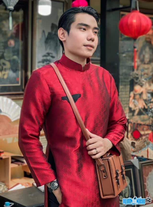 Tín Nguyễn điển trai trong trang phục áo dài truyền thống