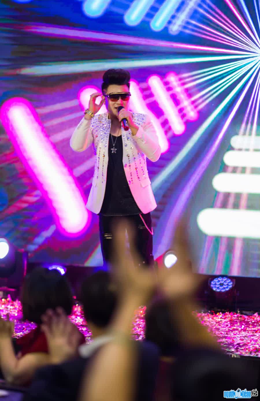 Hình ảnh ca sĩ Vũ Tuấn Hùng trên sân khấu