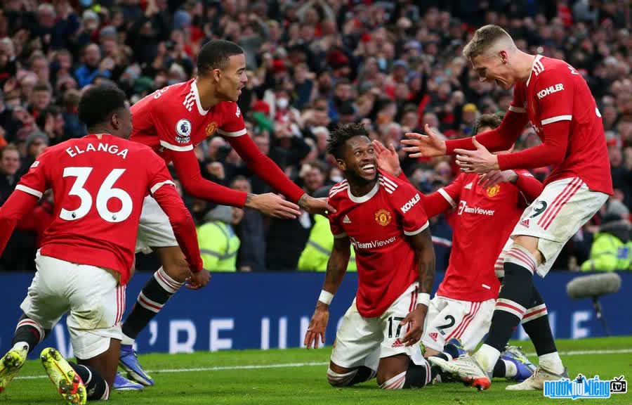 Hình ảnh các cầu thủ Manchester United đang ăn mừng chiến thắng