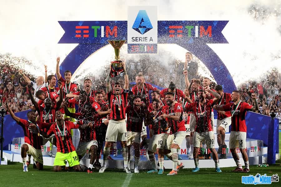 Hình ảnh các cầu thủ AC Milan đang nâng cao chiếc cúp vô địch
