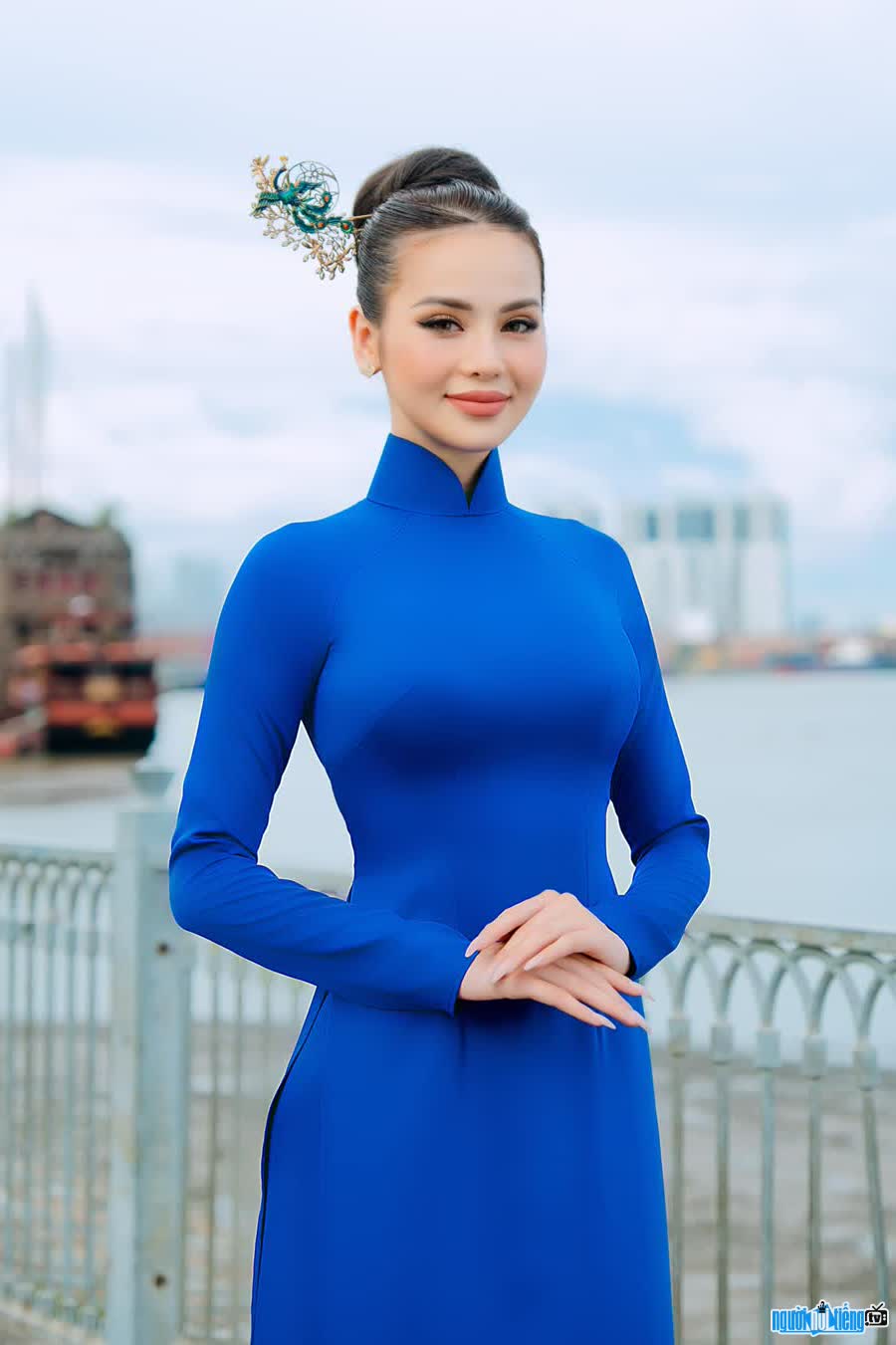 Hình ảnh người mẫu Trâm Trần đẹp dịu dàng với áo dài truyền thống