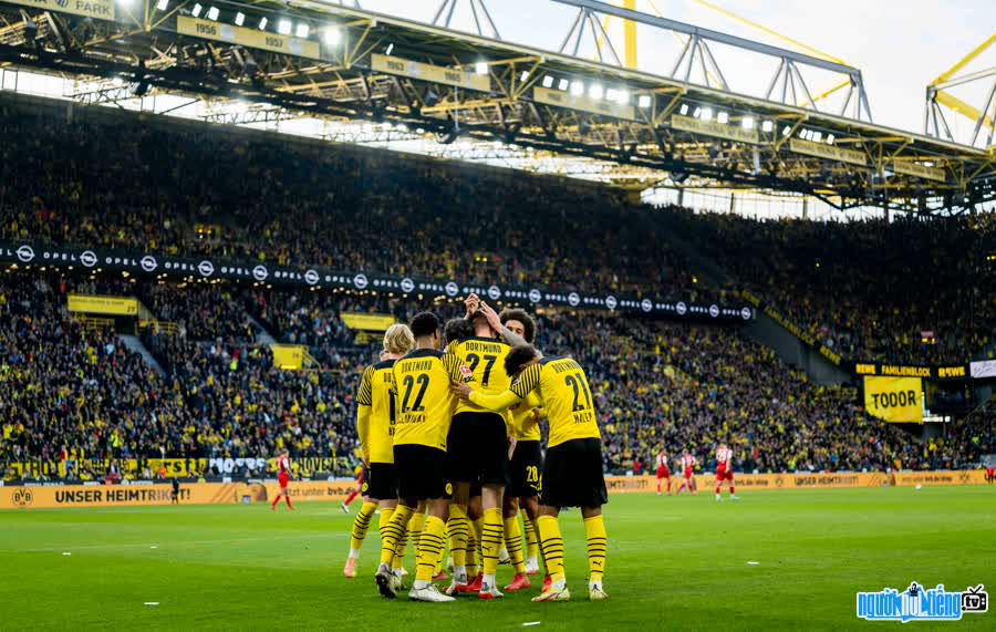 Các cầu thủ của Dortmund trên sân