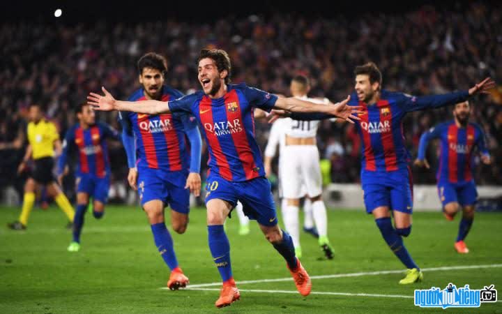 Hình ảnh các cầu thủ Barcelona đang ăn mừng bàn thắng