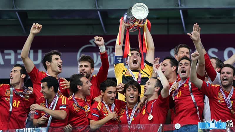 Hình ảnh các cầu thủ Tây Ban Nha đang ăn mừng chiến thắng