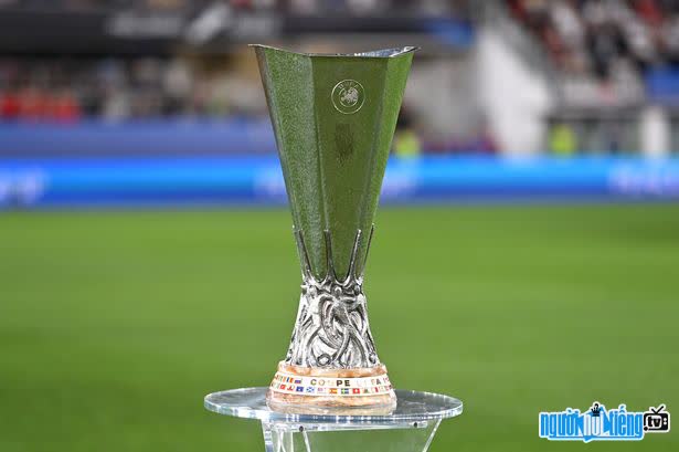 Hình ảnh chiếc cúp danh giá của giải bóng UEFA Europa League