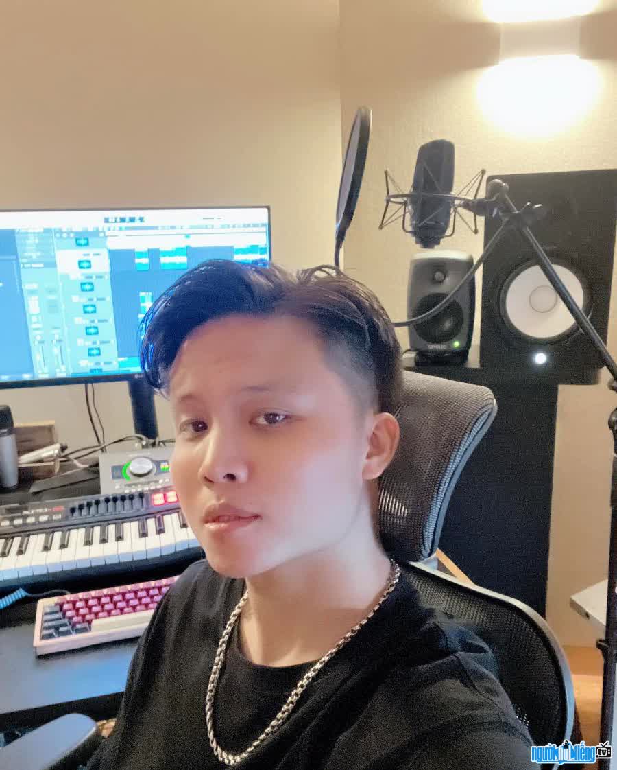 Hình ảnh rapper Khánh Juno trong phòng thu