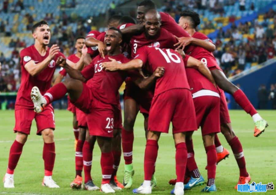 Hình ảnh các cầu thủ Qatar đang ăn mừng bàn thắng