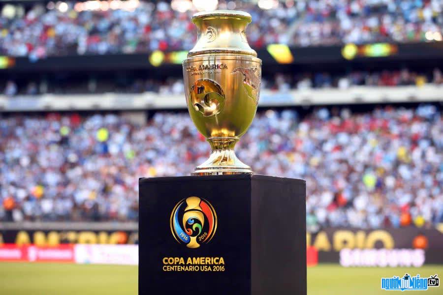 Hình ảnh chiếc cúp vô địch giải bóng Copa América
