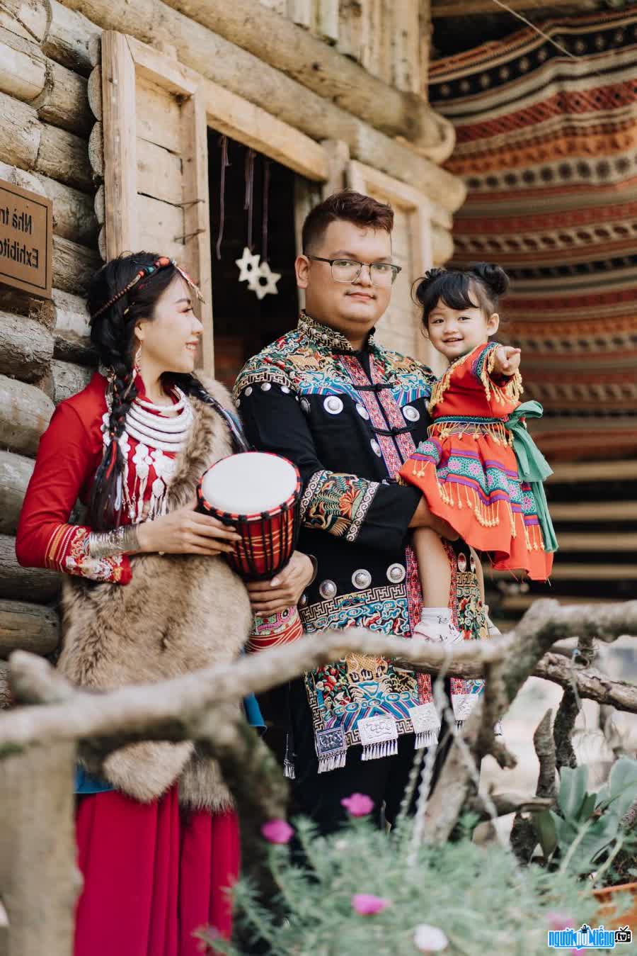 Hình ảnh Tiktoker Phạm Thị Hoa bên chồng và con gái