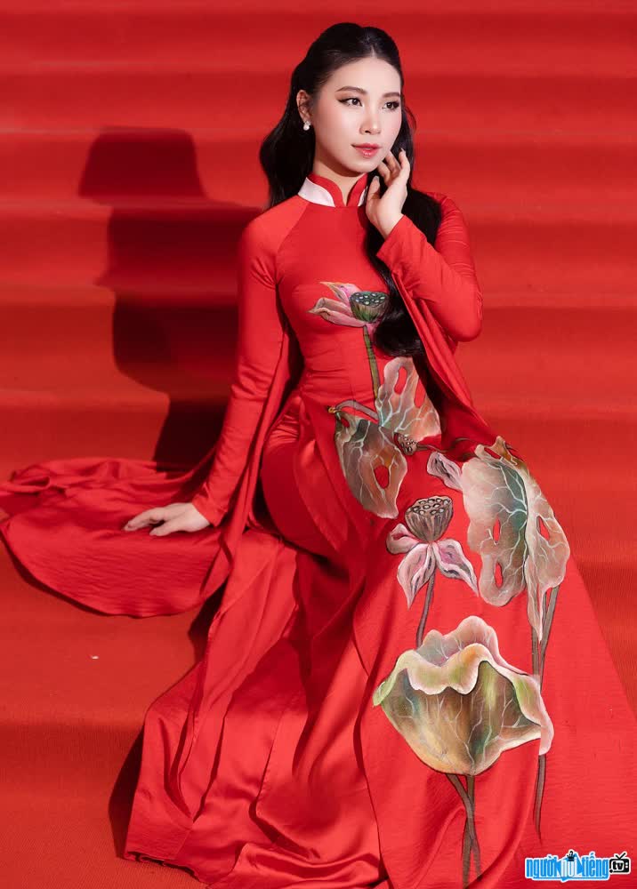 Hình ảnh Lan Quỳnh xinh đẹp trong tà áo dài truyền thống