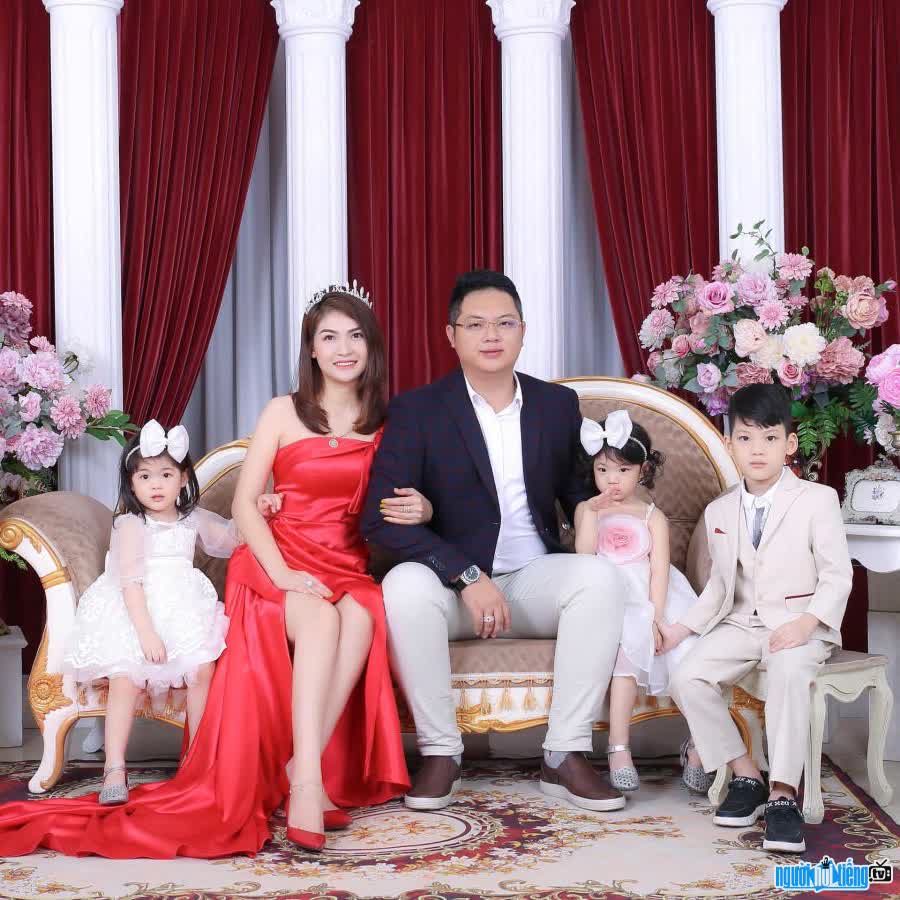 Hình ảnh hoa hậu doanh Mạc Minh bên gia đình nhỏ
