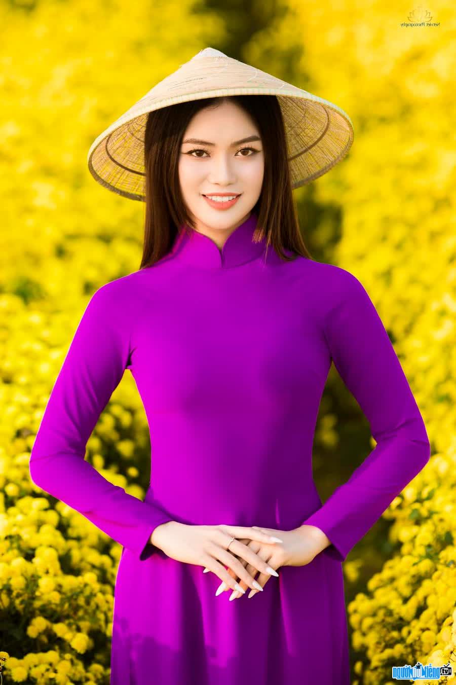 Hình ảnh người đẹp Trần Thị Thanh Nhật đẹp dịu dàng khi diện áo dài truyền thống