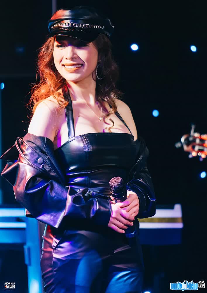 Ca sĩ Ngọc Lan Trang biểu diễn trên sân khấu