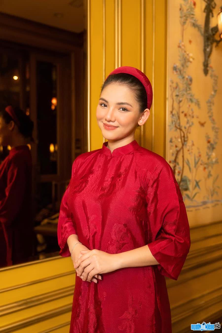 Hình ảnh ca sĩ Myra Trần diện áo dài